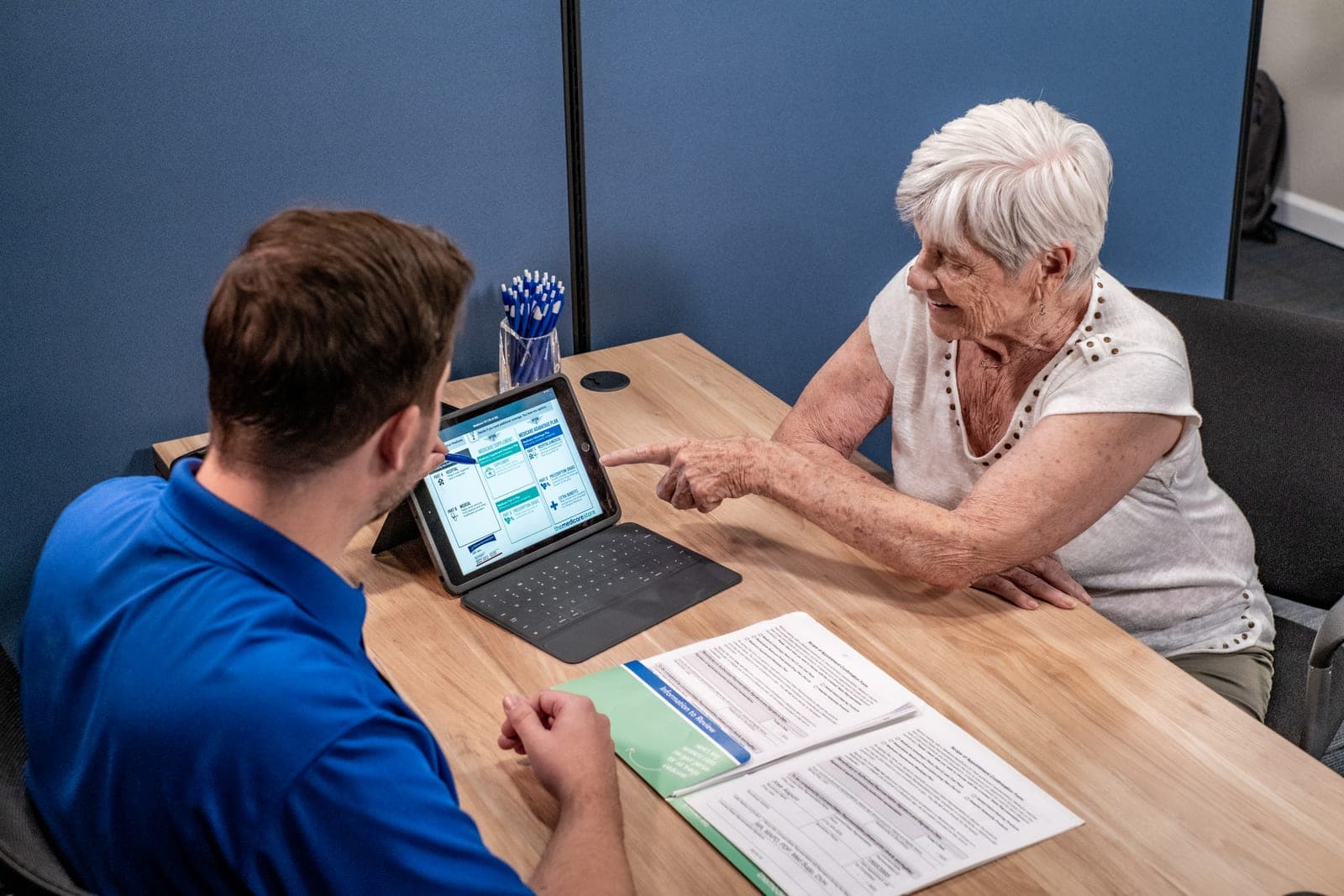 Un agente de The Medicare Store revisando opciones de planes con un cliente